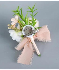 Détail du dos de la boutonnière de mariage avec épingle de sûreté et pince de fixation