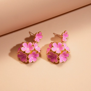 Boucles d'oreilles fleurs dorées avec grappes florales en émail rose chic