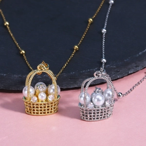 Colliers panier or et argent avec perles et zircons sur une surface texturée élégante