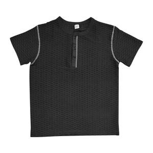 Détail du t-shirt Henley noir à texture gaufrée avec coutures blanches contrastées