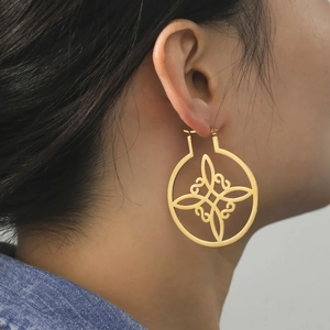 Gouden titanium stalen oorringen met opengewerkt heksenknoop mandala patroon dames