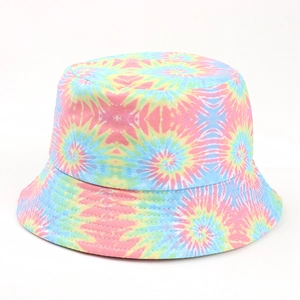 Détail des motifs tie-dye colorés et des coutures sur un bob en coton doux