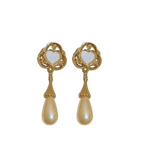 Boucles d'oreilles cœur vintage dorées avec filigrane et perles en forme de goutte