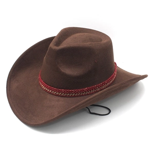 Detail eines braunen Wildleder-Cowboyhuts mit rot-goldener Kordel und Kinnriemen