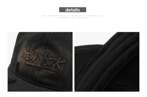 Détail de la broderie 3D New York et texture en toile vieillie sur casquette noire