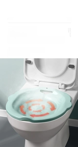 Détail d'un bassin de siège vert clair en forme de pétale installé sur une toilette
