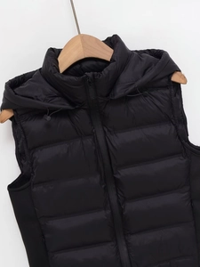 Vue détaillée du gilet à capuche avec contraste latéral et surpiqûres horizontales