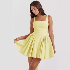 Elegantes blassgelbes rückenfreies Minikleid mit Schleife und ausgestelltem Rock
