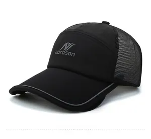 Vue détaillée de la casquette de baseball noire avec filet respirant et bord réfléchissant
