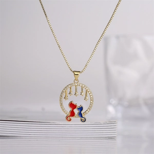 Goldene Halskette mit Katzen-Mond-Stern-Anhänger, rotem und blauem Emaille und Zirkon-Steinen