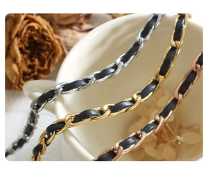 Vue détaillée des chaînes tissées en métal et cuir noir en or, argent et or rose