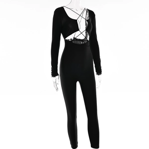 Détail d'une combinaison noire à manches longues avec laçage croisé et découpe taille