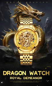 Détail macro de la montre automatique dorée avec relief dragon 3D et index en diamant