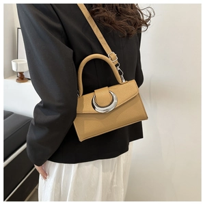 Détails de la boucle argentée en demi-lune et texture grainée du sac à main kaki