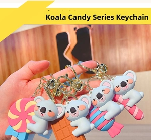 Vue détaillée des porte-clés koala bonbons en PVC avec clochettes et anneaux dorés