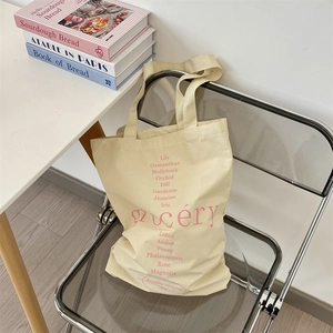Détail d'un sac cabas en toile écologique avec imprimé floral sur une chaise