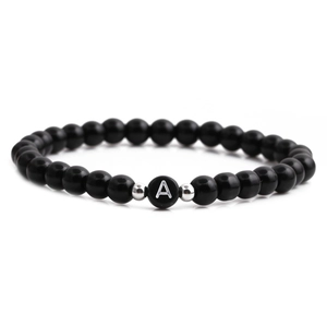 Bracelet en perles de pierre noire mate 6mm avec breloque cœur lettre A et accents argentés