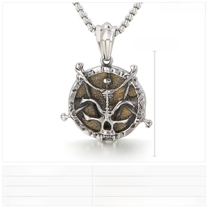 Makroaufnahme eines Edelstahl-Totenkopf-Anhängers im Punk-Stil mit schwerer Kette
