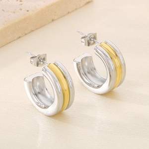 Vue détaillée de boucles d'oreilles en C bicolores or et argent en acier inoxydable