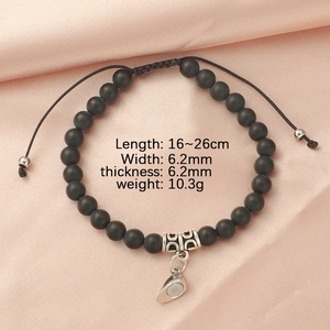 Magnetisches Naturstein-Armband mit Herzanhänger und gravierten Perlen in Silber