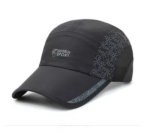 Dettaglio del tessuto a rete traspirante e logo sul cappellino sportivo nero ad asciugatura