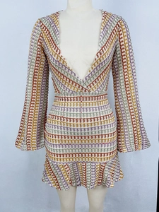 Dettaglio della trama a maglia crochet multicolore con scollo a V e maniche a campana
