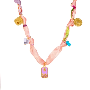 Détail du collier ruban de soie avec pendentifs dorés lune, cœur et tarot
