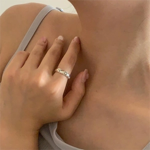 Dettaglio anello in argento sterling 925 con motivo a fungo inciso indossato al dito