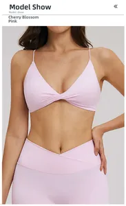 Détail de la brassière de yoga rose avec legging croisé montrant la texture élastique