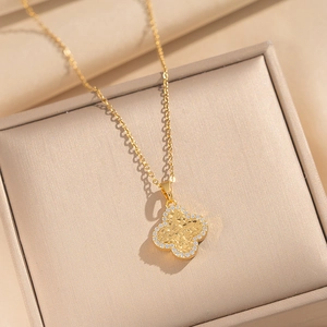 Collier trèfle en acier titane doré avec pendentif martelé et cristaux scintillants