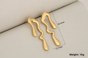 Détail des boucles d'oreilles dorées style liquide fondu, dimensions 38,4 x 13,1 mm