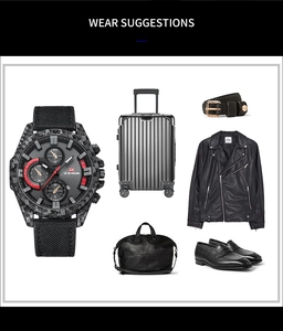 Montre sport homme avec lunette en fibre de carbone associée à une veste en cuir noir
