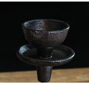 Detalle macro de base de lámpara de aceite de hierro fundido con textura rústica