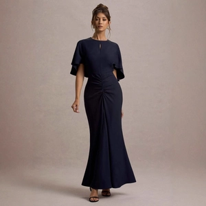 Abito aderente blu navy con dettaglio cut-out sul petto e vita arricciata elegante