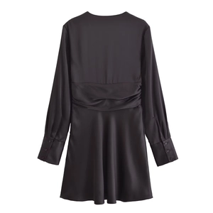 Rückansicht eines schwarzen Satin-Langarmkleids mit Taillenfalten und geknöpften Manschetten