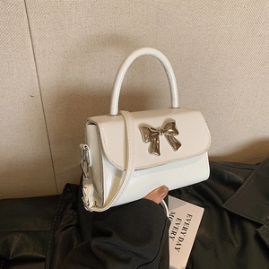 Borsa a mano color crema con fiocco, fibbia argentata e manico superiore elegante