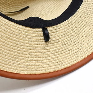 Vue détaillée de l'intérieur du chapeau de paille avec bandeau et bord en cuir brun