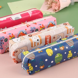Detalle de cuatro estuches de doble capa con estampados vibrantes de animales y espacio
