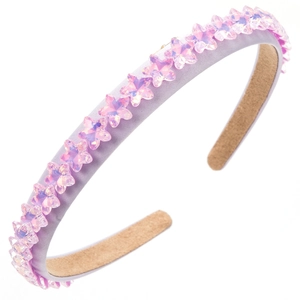 Dettaglio del cerchietto in tessuto lavanda con stelle di cristallo rosa brillanti