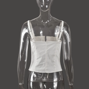 Vista trasera de crop top blanco sin espalda con tirantes finos en un maniquí de plástico