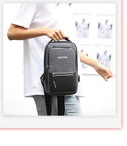 Uomo con borsa a tracolla porta PC in tela grigia e nera in un ambiente minimalista