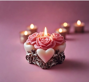 Dettaglio di candele a rosa rosa su base vintage in argento con elegante motivo a cuore