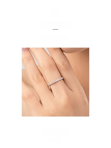 Gros plan sur une bague éternité en argent S925 avec sertissage micro-pave élégant