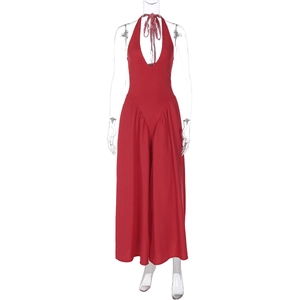 Detailansicht eines roten Neckholder-Jumpsuits mit tiefem V-Ausschnitt und weitem Bein