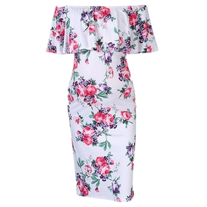 Robe fleurie blanche à épaules dénudées avec motifs de roses roses et violettes