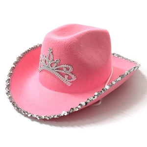 Dettaglio cappello da cowboy rosa con stemma corona e bordi con paillettes