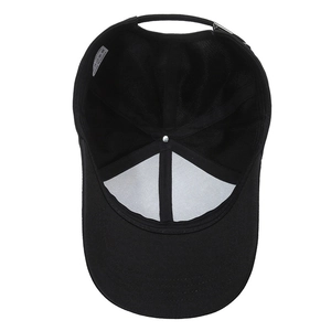 Vista interna de gorra de béisbol de algodón negro con forro de malla y hebilla ajustable