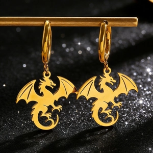 Gros plan détaillé de boucles d'oreilles dragon doré aux ailes ciselées sur fond noir chic