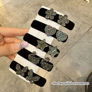 Set di eleganti fermagli per capelli in velluto nero con strass a forma di fiori e cuori