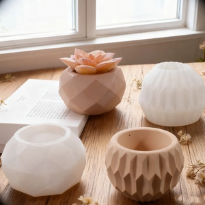 Vue détaillée des moules en silicone géométriques pour bougies et pots de fleurs en résine